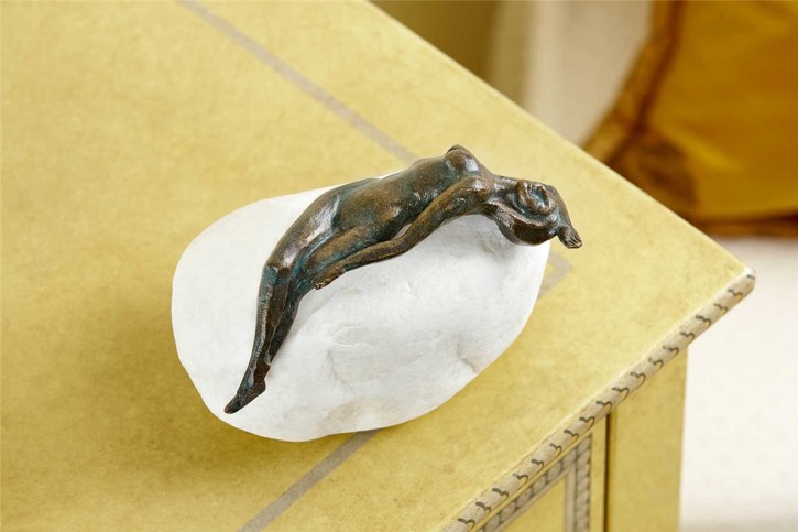 Bronzefigur Frau Estelle klein auf Flusskiesel | Dekoration aus Bronze für Heim und Garten