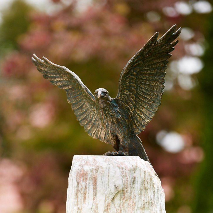 Bronzefigur Adler Roter Milan Flügel offen 45cm Bronze Gartenfigur Rottenecker