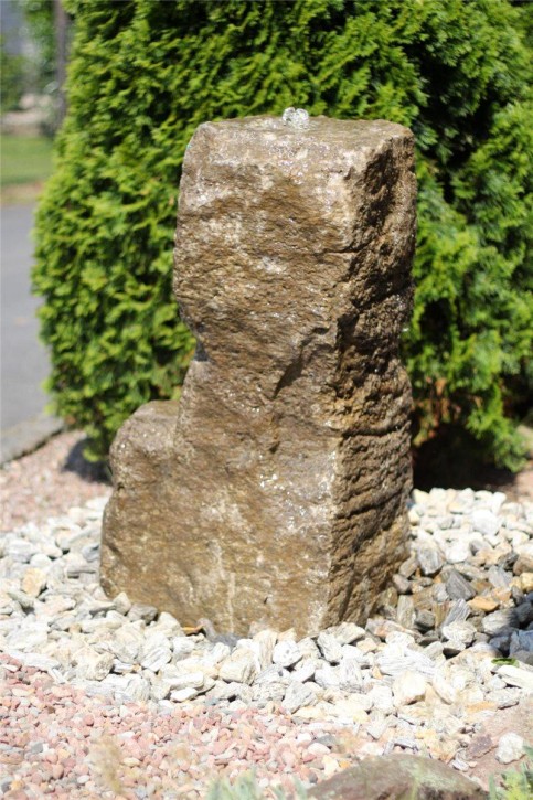 Wasserspiel SET Quellstein Monolith 95cm Muschelkalk Gartenbrunnen inkl. Pumpe
