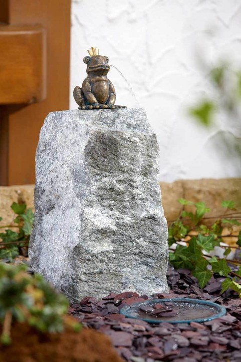 Wasserspiel Wasserspeier Froschkönig Otto auf Granitsäule Gartenbrunnen Komplettset