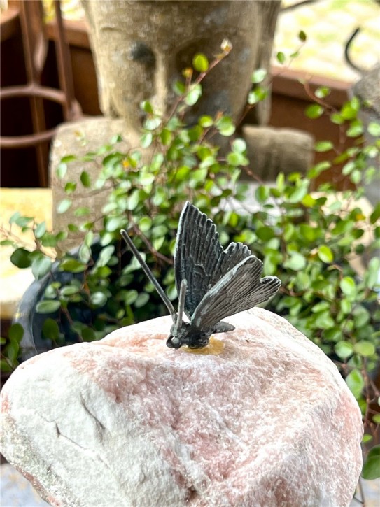Bronzefigur Schmetterling 5cm auf Rosario Findling Rottenecker Bronze Skulptur