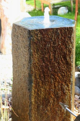 Wasserspiel SET Quellstein Monolith 100cm mit Quellschale Basalt Gartenbrunnen