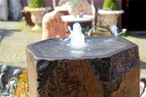 Wasserspiel SET Quellstein Monolith 100cm mit Quellschale Basalt Gartenbrunnen