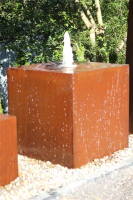Cortenstahl Würfel 100 Gigant mit Fontäne Edelrost Gartenbrunnen Springbrunnen