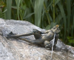 Bronzefigur Froschkönig Detlef L34cm Bronze Wasserspeier Rottenecker