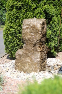 VERKAUFT! Wasserspiel SET Quellstein Monolith 95cm Muschelkalk Gartenbrunnen inkl. Pumpe
