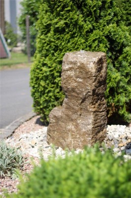 VERKAUFT! Wasserspiel SET Quellstein Monolith 95cm Muschelkalk Gartenbrunnen inkl. Pumpe