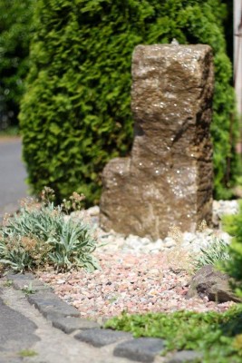 VERKAUFT! Wasserspiel SET Quellstein Monolith 95cm Muschelkalk Gartenbrunnen inkl. Pumpe