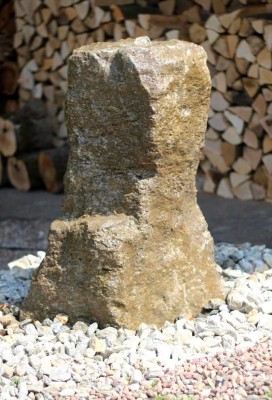 VERKAUFT! Wasserspiel SET Quellstein Monolith 95cm Muschelkalk Gartenbrunnen inkl. Pumpe