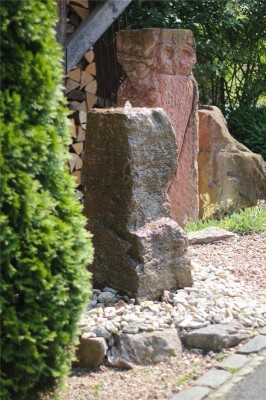 VERKAUFT! Wasserspiel SET Quellstein Monolith 95cm Muschelkalk Gartenbrunnen inkl. Pumpe