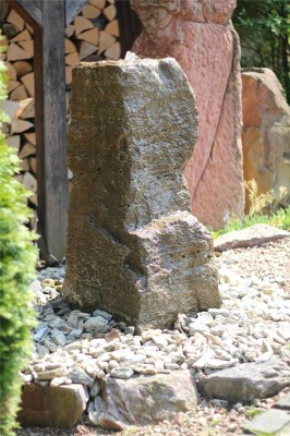 VERKAUFT! Wasserspiel SET Quellstein Monolith 95cm Muschelkalk Gartenbrunnen inkl. Pumpe