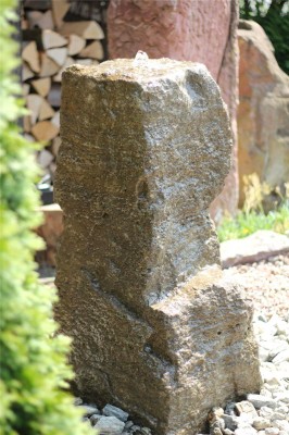 VERKAUFT! Wasserspiel SET Quellstein Monolith 95cm Muschelkalk Gartenbrunnen inkl. Pumpe