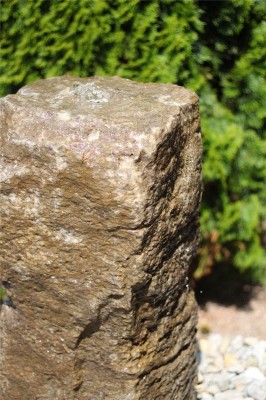 VERKAUFT! Wasserspiel SET Quellstein Monolith 95cm Muschelkalk Gartenbrunnen inkl. Pumpe