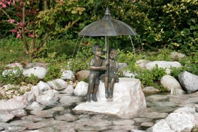 Gartenfigur Schirmpärchen Midi 50cm Wasserspeier Bronze Skulptur Rottenecker