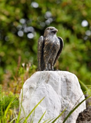 Gartenfigur Turmfalke auf Naturstein Säule 80cm Bronze Skulptur Rottenecker