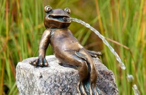 Bronzefigur Froschkönig Heinrich 11cm Bronze Wasserspeier Rottenecker
