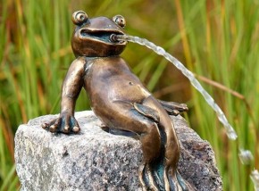 Bronzefigur Froschkönig Heinrich 11cm Bronze Wasserspeier Rottenecker