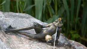 Bronzefigur Froschkönig Detlef L34cm Bronze Wasserspeier Rottenecker
