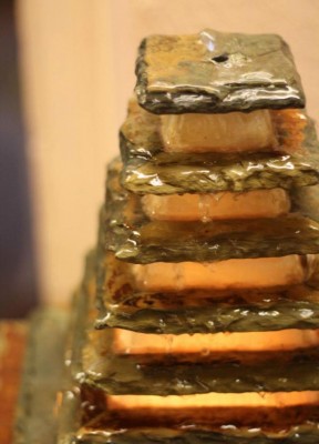 AUSSTELLUNGSSTÜCK - NUR ABHOLUNG! Zimmerbrunnen Pyramide 40 Feng Shui Schieferbrunnen inkl. Beleuchtung