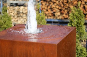 Cortenstahl Würfel 80 mit Fontäne Schwebeoptik Edelrost Gartenbrunnen Springbrunnen