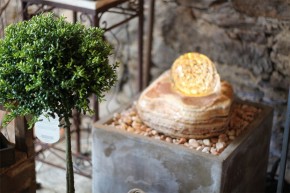 Zimmerbrunnen Onyx | Echtsteinbrunnen mit dreh. Kugel und LED-Beleuchtung