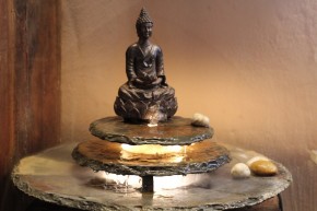 Zimmerbrunnen Kasumi Buddha Feng Shui Schieferbrunnen inkl. Beleuchtung