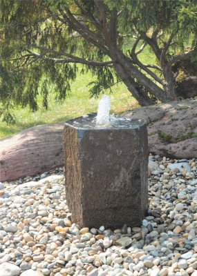 VERKAUFT! Quellstein Basalt 50cm mit Quellschale Gartenbrunnen Springbrunnen Komplettset