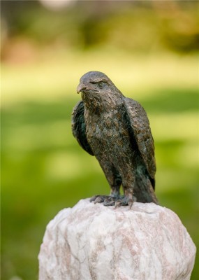 Bronzefigur Adler Roter Milan klein 31cm Bronze Gartenfigur Skulptur Rottenecker