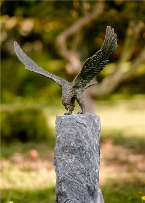 Bronzefigur Greifvogel Bartgeier klein 33 Bronze Gartenfigur Skulptur Rottenecker
