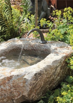 VERKAUFT! Wassertrog Granit L100 cm mit Bronze Wasserauslauf Naturstein Gartenbrunnen Set