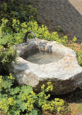 VERKAUFT! Wassertrog Granit L100 cm mit Bronze Wasserauslauf Naturstein Gartenbrunnen Set