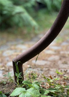 Gartentisch mit Steinplatte 120cm Naturstein Sandstein rot geschliffen/bossiert Gestell Eisen Edelrost