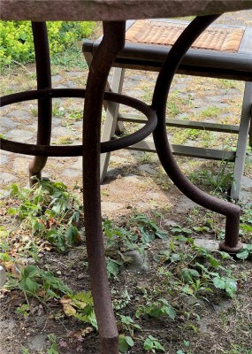 Gartentisch mit Steinplatte 120cm Naturstein Sandstein rot geschliffen/bossiert Gestell Eisen Edelrost