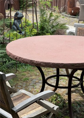 Gartentisch mit Steinplatte 120cm Naturstein Sandstein rot geschliffen/bossiert Gestell Eisen Edelrost