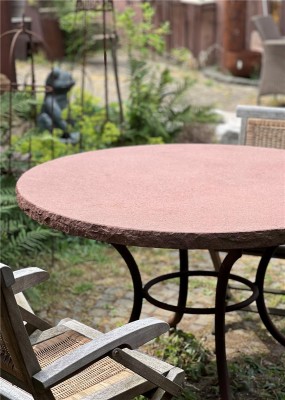 Gartentisch mit Steinplatte 120cm Naturstein Sandstein rot geschliffen/bossiert Gestell Eisen Edelrost