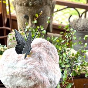 Bronzefigur Schmetterling 5cm auf Rosario Findling Rottenecker Bronze Skulptur