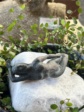 Bronzefigur Estelle klein L15cm auf Flusskiesel Rottenecker Bronze Akt Skulptur