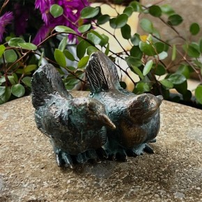Bronzefigur Vogelpaar sitzend Miniatur Bronze Skulptur Rottenecker